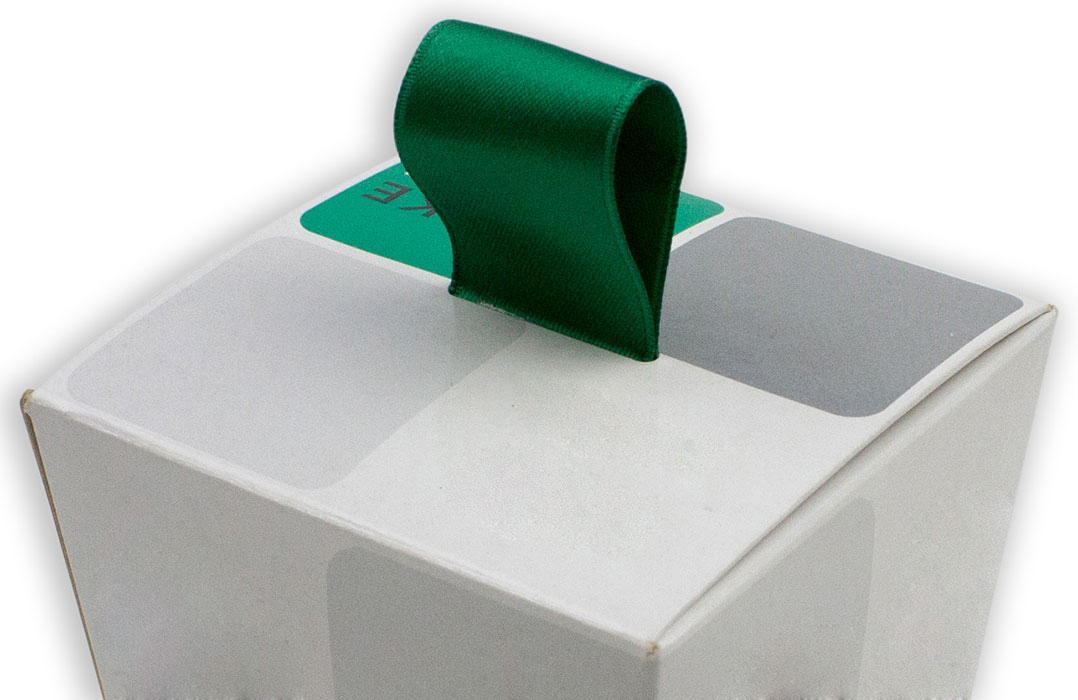Faltschachtel Verpackung mit Stoffbandeinklebung aus Karton